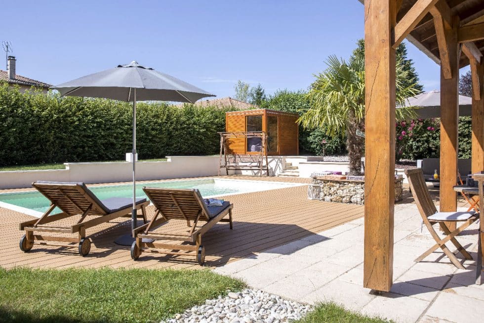 Terrasse composite + gazon + mobilier - Châtillon sur Chalaronne