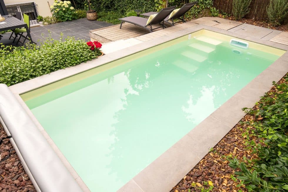 Mini piscine dans terrain à fort dénivelé à Miribel