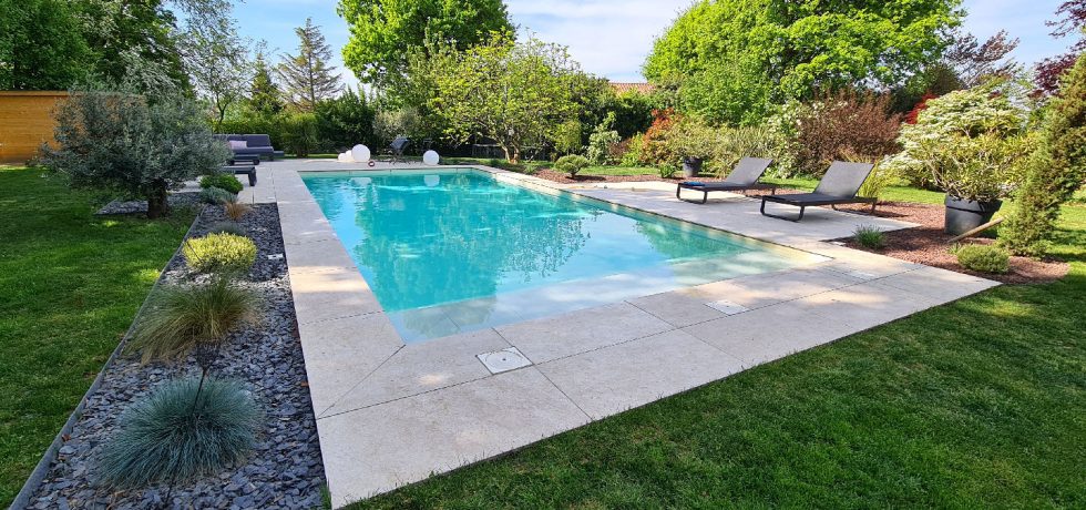 terrasse en Grès cérame et massifs à Châtillon sur Chalaronne