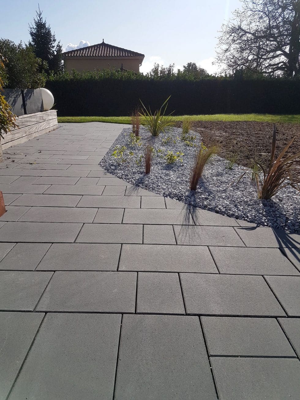 chemin massif et gazon