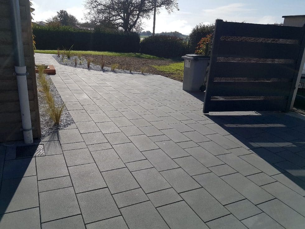 chemin pavé et massifs a Meximieux St-Eloi