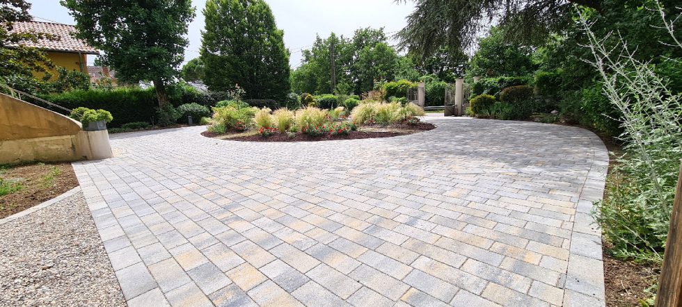 Cour ronde d accès à la maison en pavés drainants à CHAZEY SUR AIN