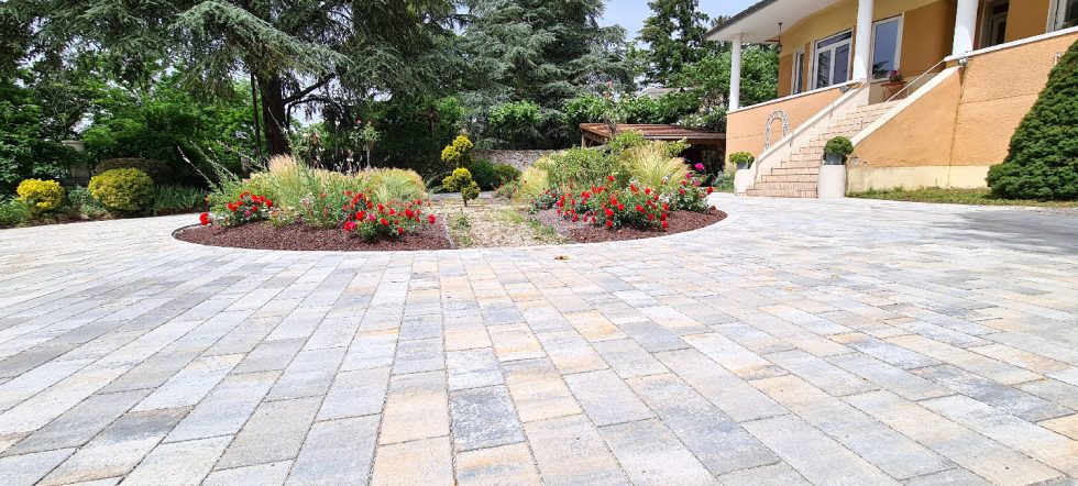 Cour ronde d accès à la maison en pavés drainants à CHAZEY SUR AIN