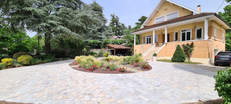 Cour ronde d accès à la maison en pavés drainants à CHAZEY SUR AIN