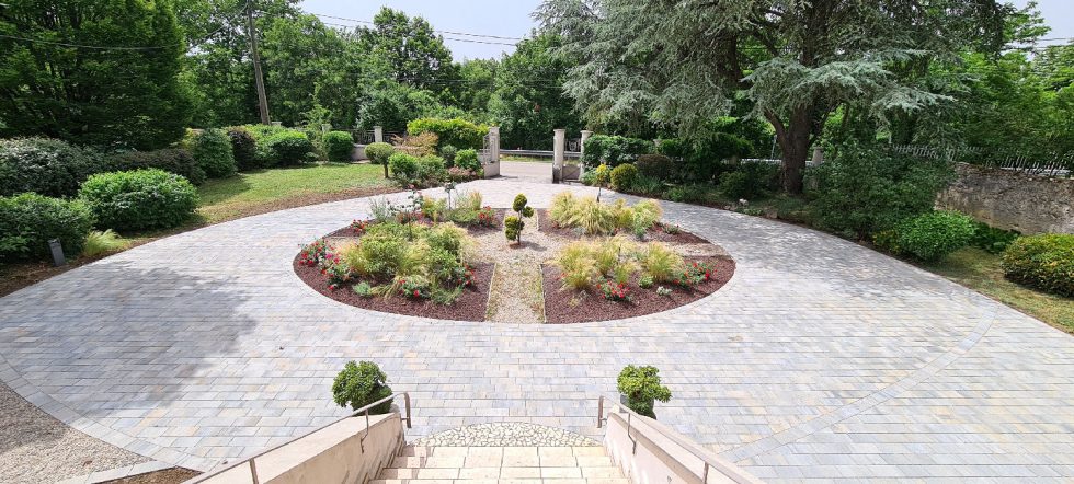 Cour ronde d accès à la maison en pavés drainants à CHAZEY SUR AIN
