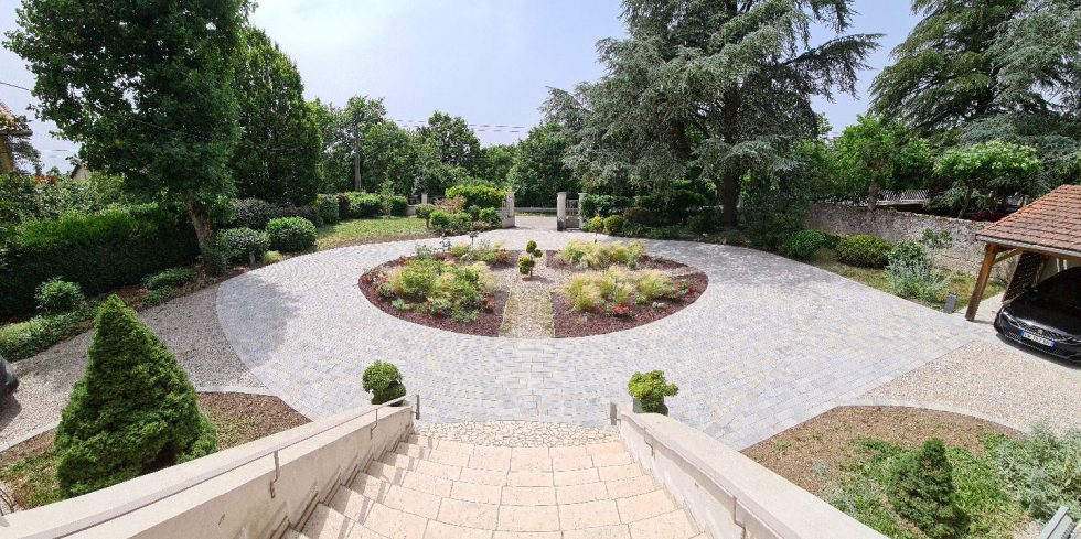 Cour ronde d accès à la maison en pavés drainants à CHAZEY SUR AIN