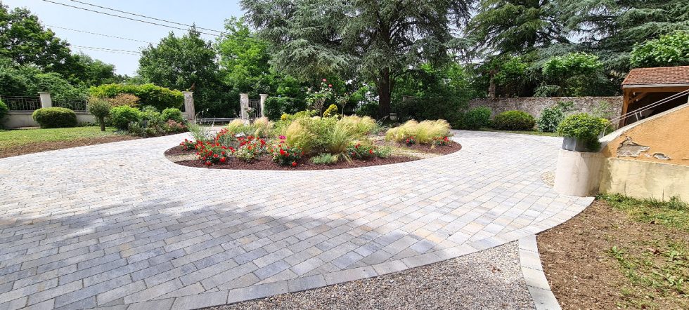 Cour ronde d accès à la maison en pavés drainants à CHAZEY SUR AIN