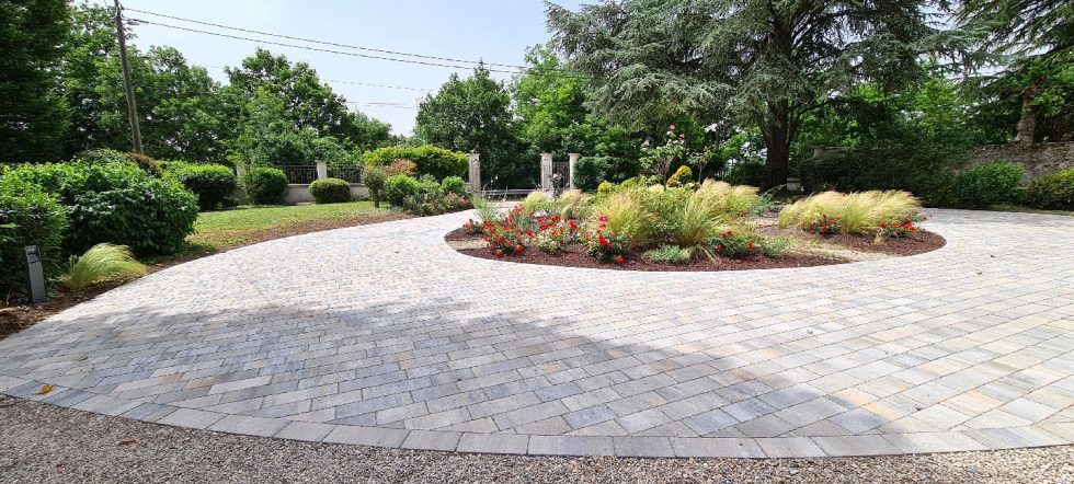 Cour ronde d accès à la maison en pavés drainants à CHAZEY SUR AIN