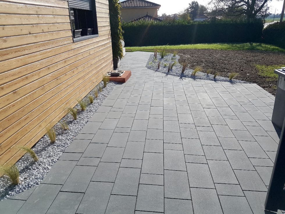 petite terrasse pavée a proximité du portail