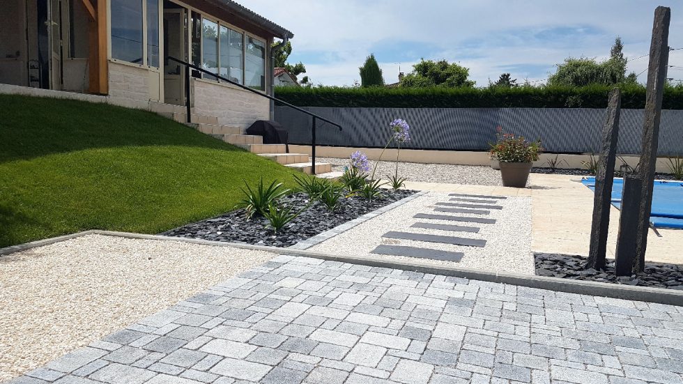 réalisation d'une cour d'entrée drainante et plantations à FARAMANS 01800