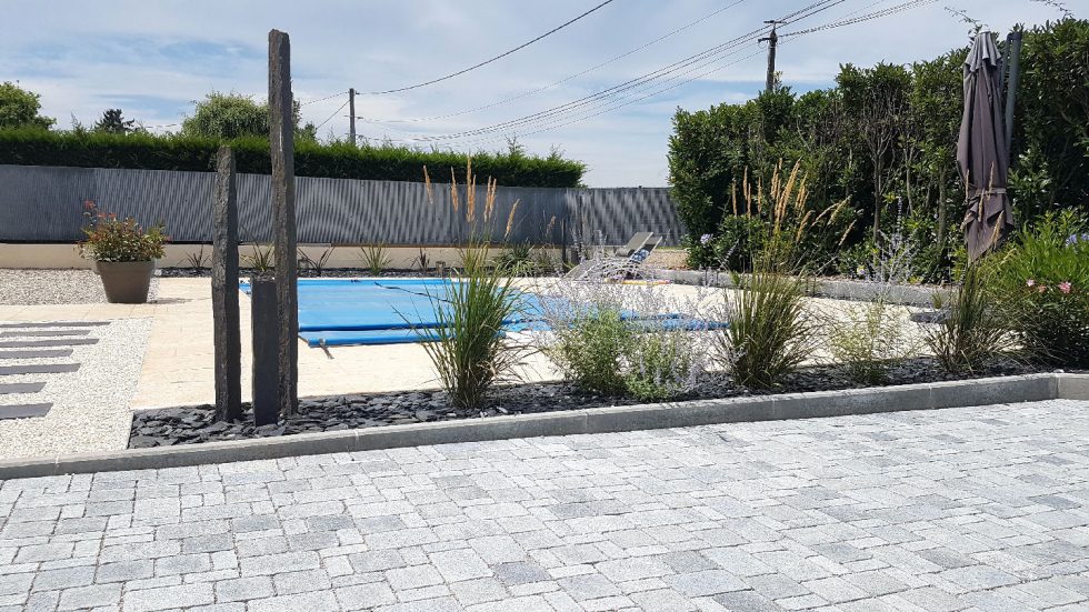 réalisation d'une cour d'entrée drainante et plantations à FARAMANS 01800