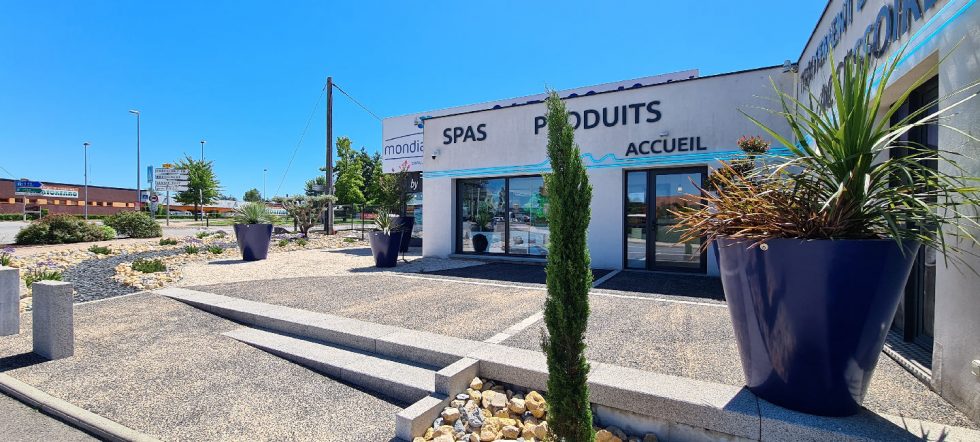 vue extérieure du magasin mondial piscine de Villars