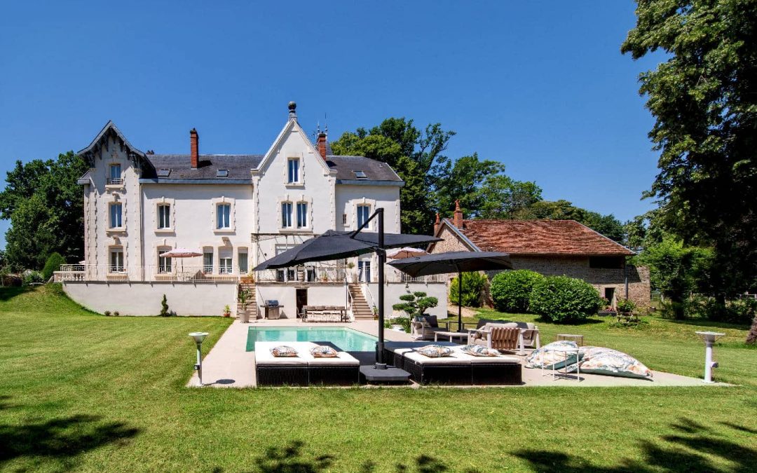 Piscine Mondial Piscine et aménagements extérieurs complets à  BUELLAS 01310 Ain