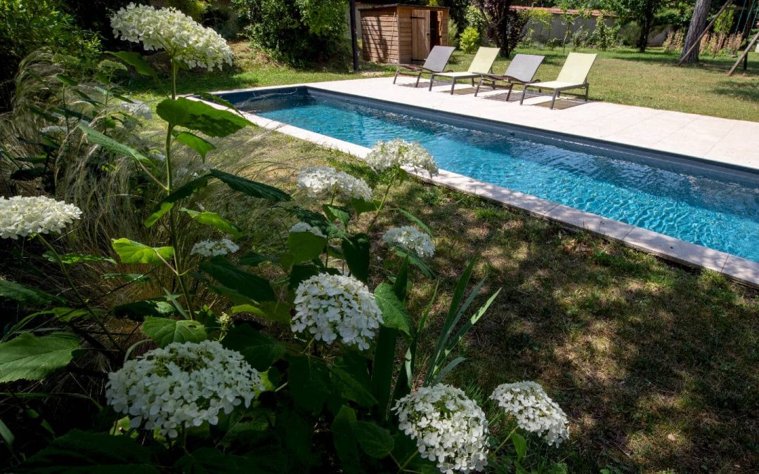 Réalisation à Beynost (01700) : Piscine en béton armé en L, terrasse en grès cérame et filtration connectée