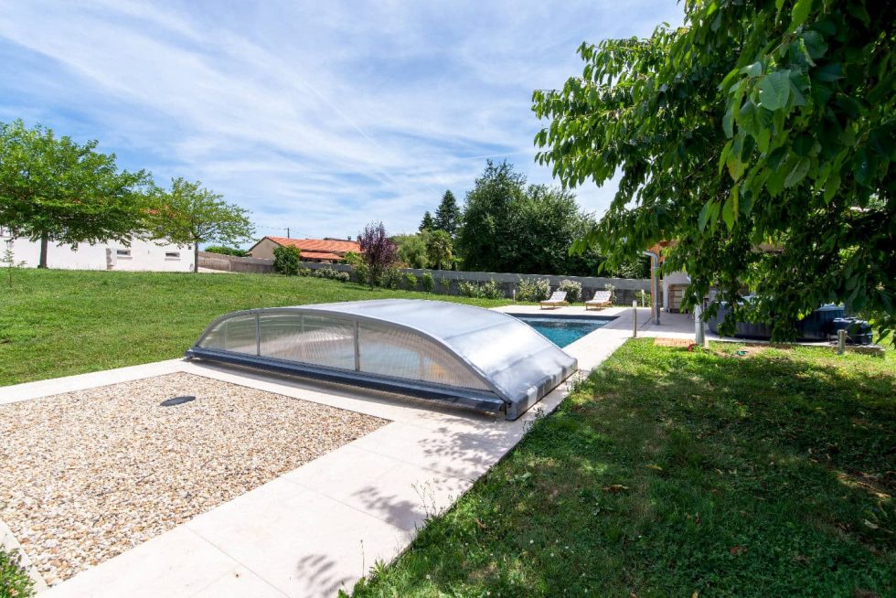 Local technique attenant au coin repas, sous un auvent en bois