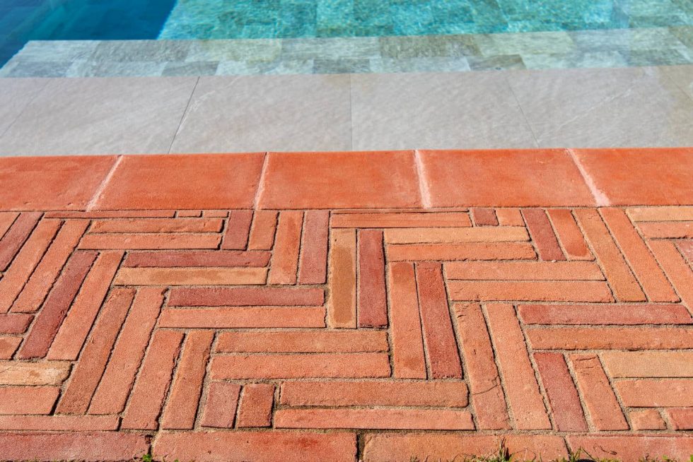 Finition des margelles en briques avec joints apparents