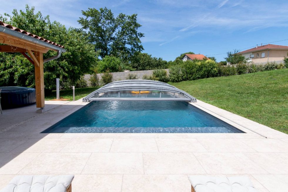 Structure rectangulaire 10x5 en béton, finition PVC armé anthracite