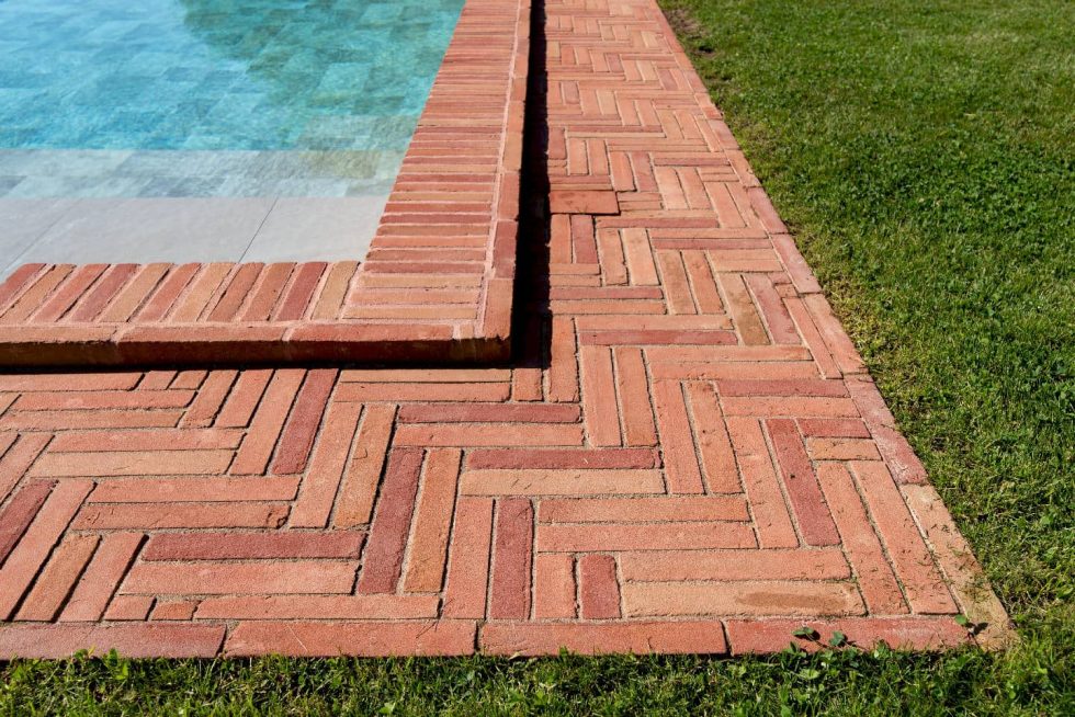 Vue rapprochée du revêtement intérieur de la piscine et de l’eau scintillante