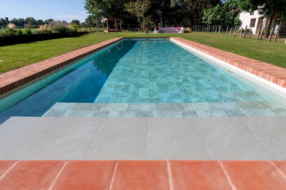 Détail de l’escalier immergé et du revêtement intérieur de la piscine