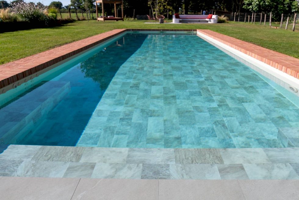 Détail de l’escalier immergé et du revêtement intérieur de la piscine en briques