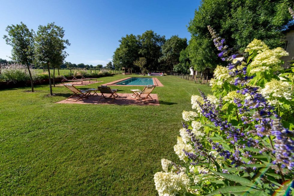 Zoom sur les margelles en briques de la piscine et finition soignée