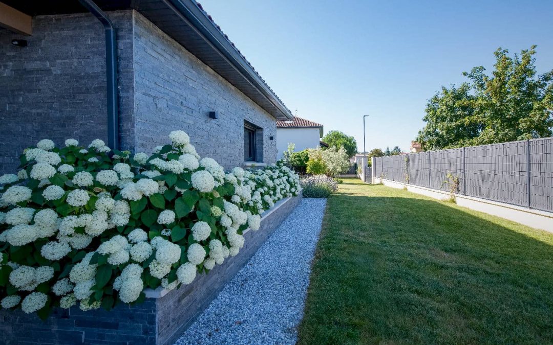 Piscine béton armé Mondial Piscine et aménagements extérieurs complets à Parcieux (01600)