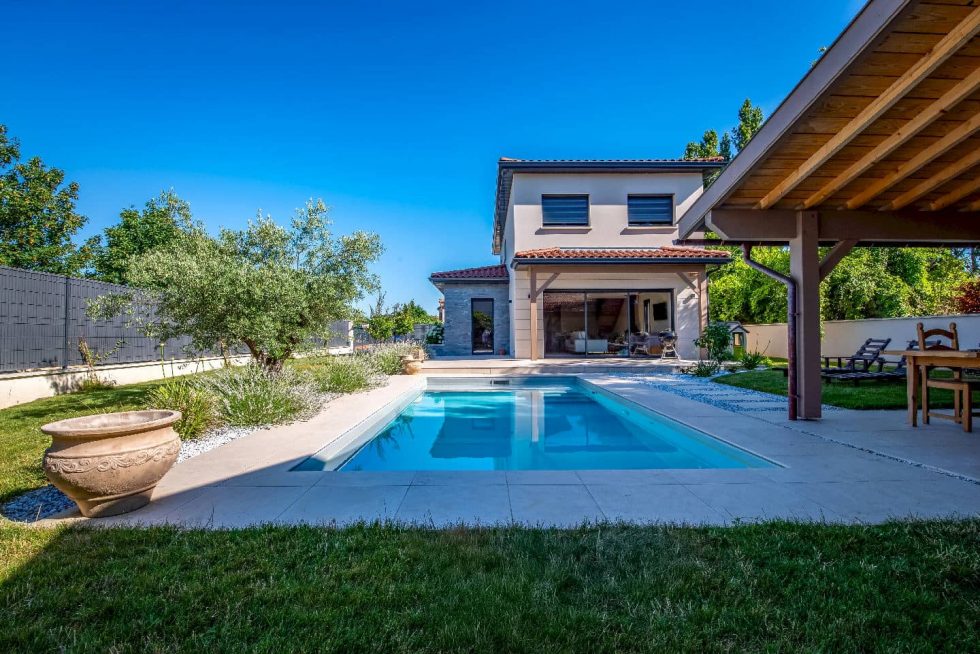 Jardin paysagé avec piscine béton armé à Parcieux dans l’Ain