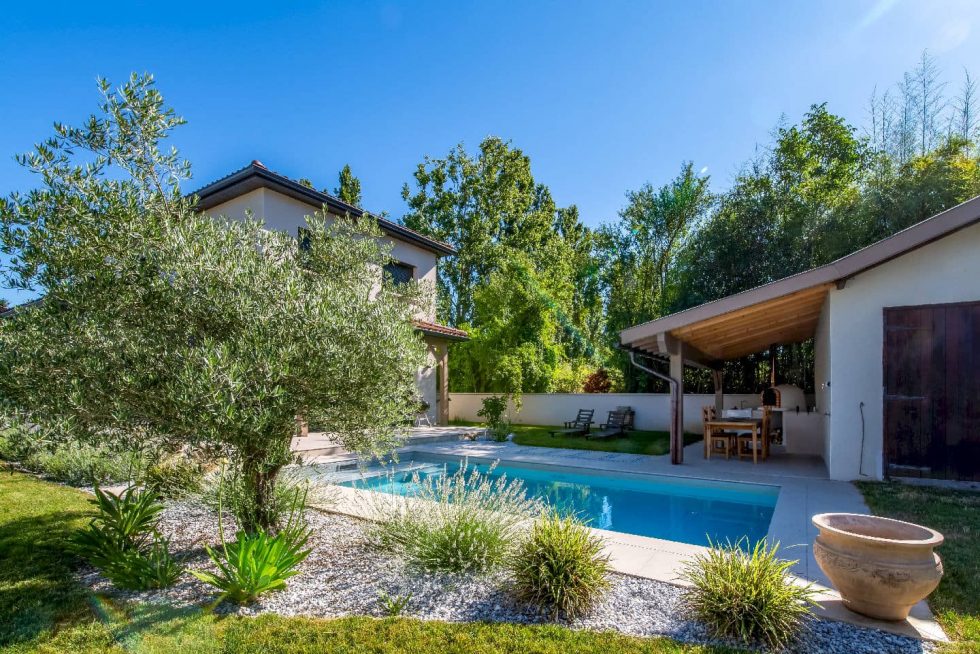Piscine familiale en béton avec aménagement complet à Parcieux