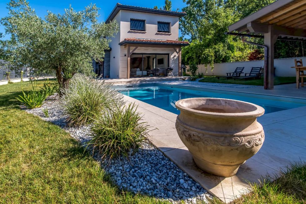 Terrasse, massifs et mur végétal autour d’une piscine Mondial Piscine