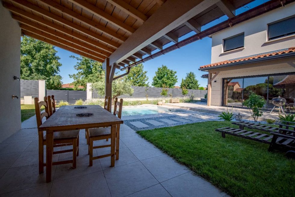 Projet global avec cuisine extérieure et piscine Mondial Piscine à Parcieux