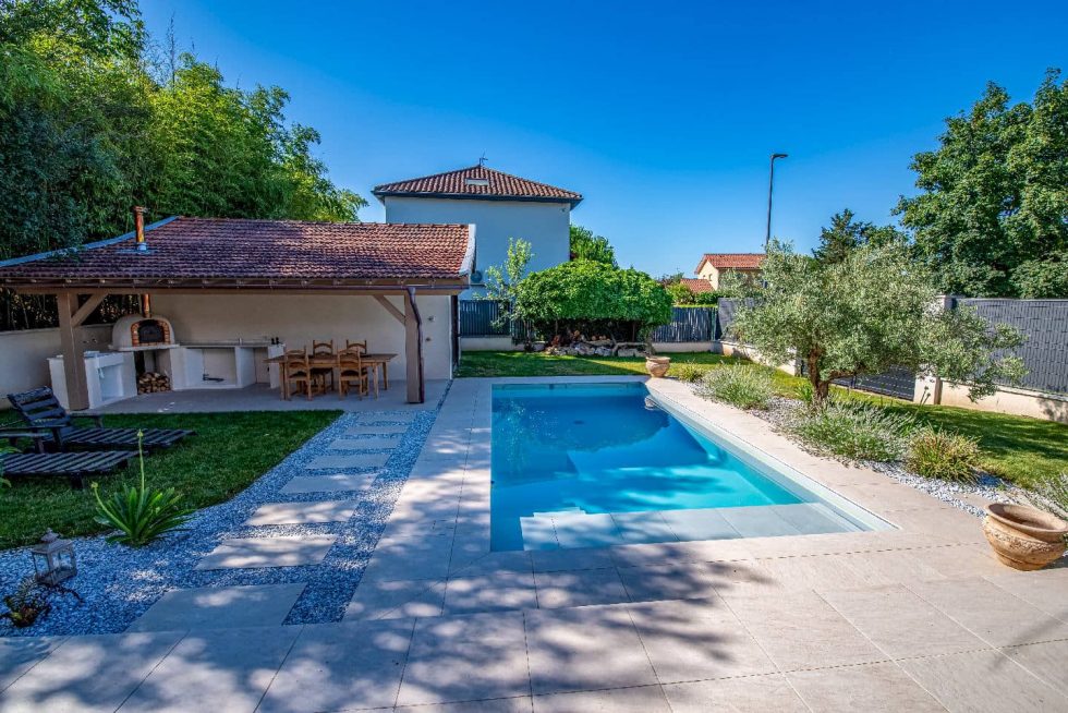 Piscine moderne à Parcieux avec terrasse et mobilier de jardin