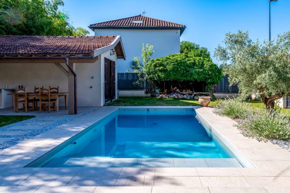 Réalisation complète d’une piscine Mondial Piscine avec maison à Parcieux