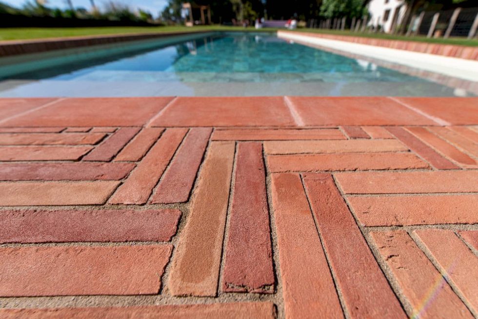 Gros plan sur la terrasse en briques de la Céramique du Beaujolais, pose en chevron