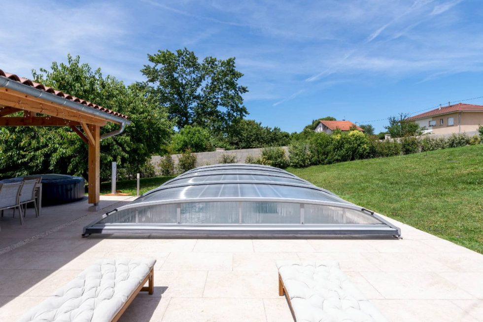 Détail de la terrasse spacieuse en dalles céramiques grises