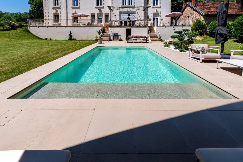 Piscine Mondial Piscine avec plage immergée, grande terrasse, maison rénovée et jardin paysager à Buellas, près de Bourg-en-Bresse
